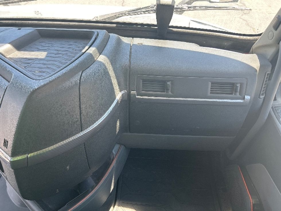 Day Cab Tractor-Heavy Duty Tractors-Volvo-2020-VNR64300-Fontana-CA-587,377\n\t\tmiles-$ 30,750 - Image 13