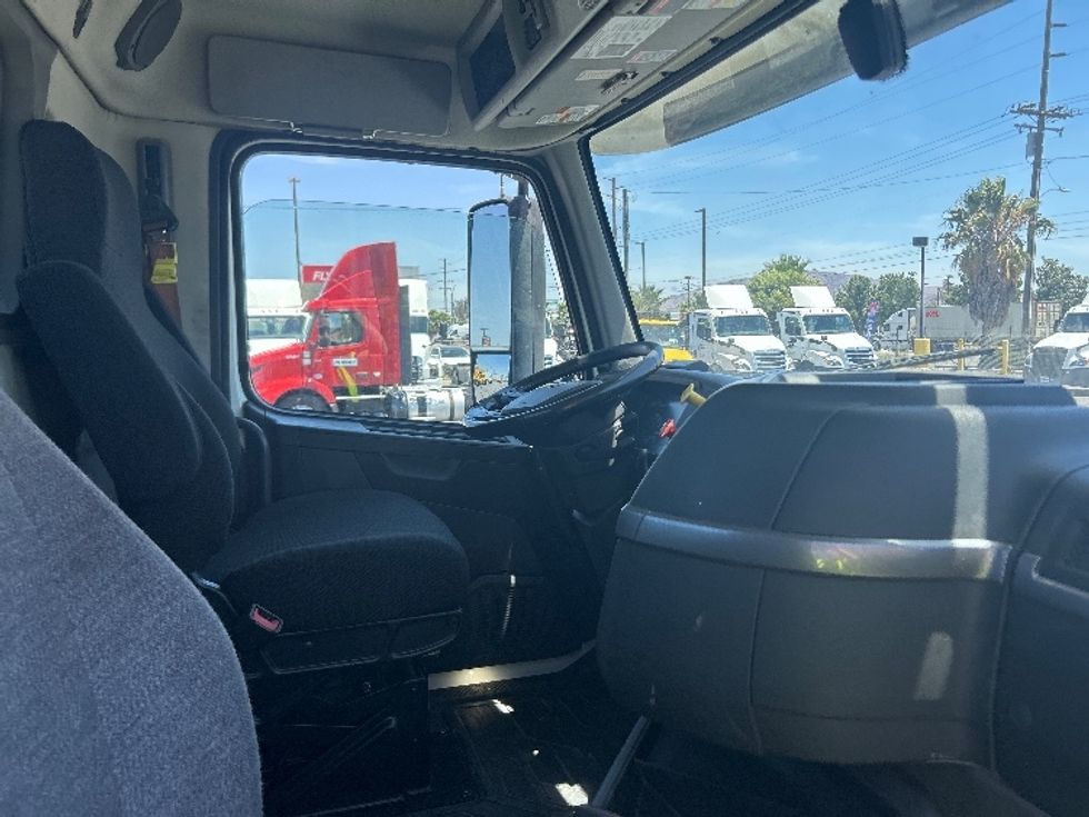 Day Cab Tractor-Heavy Duty Tractors-Volvo-2020-VNR64300-Fontana-CA-587,377\n\t\tmiles-$ 30,750 - Image 14