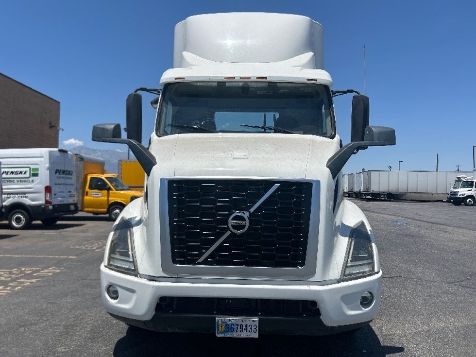 Day Cab Tractor-Heavy Duty Tractors-Volvo-2020-VNR64300-Fontana-CA-587,377\n\t\tmiles-$ 30,750 - Image 2