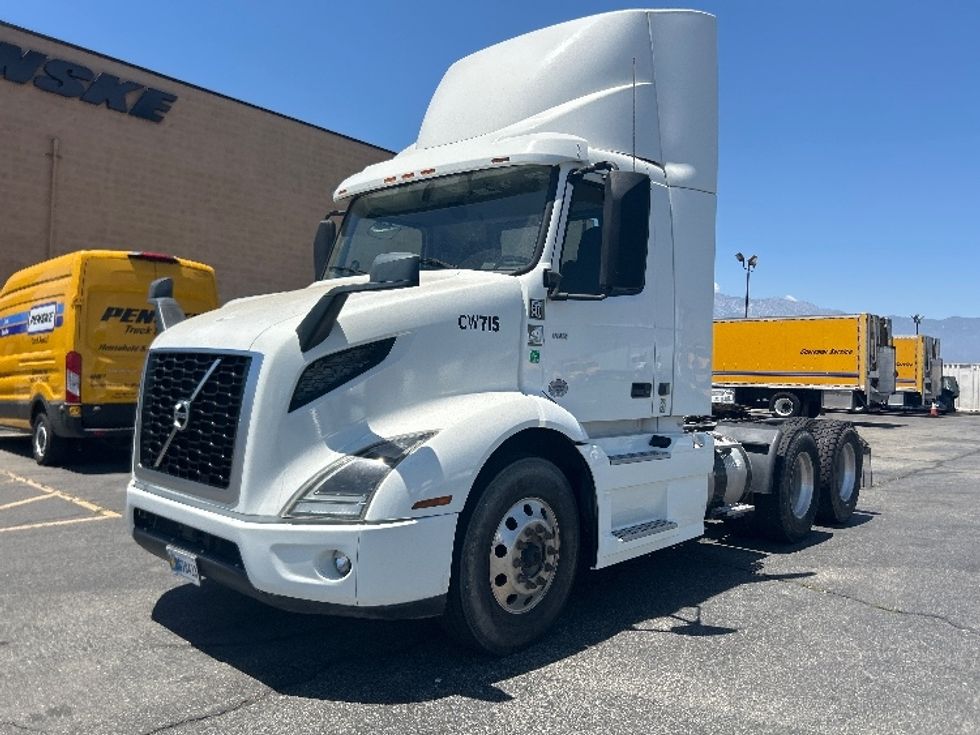 Day Cab Tractor-Heavy Duty Tractors-Volvo-2020-VNR64300-Fontana-CA-587,377\n\t\tmiles-$ 30,750 - Image 3