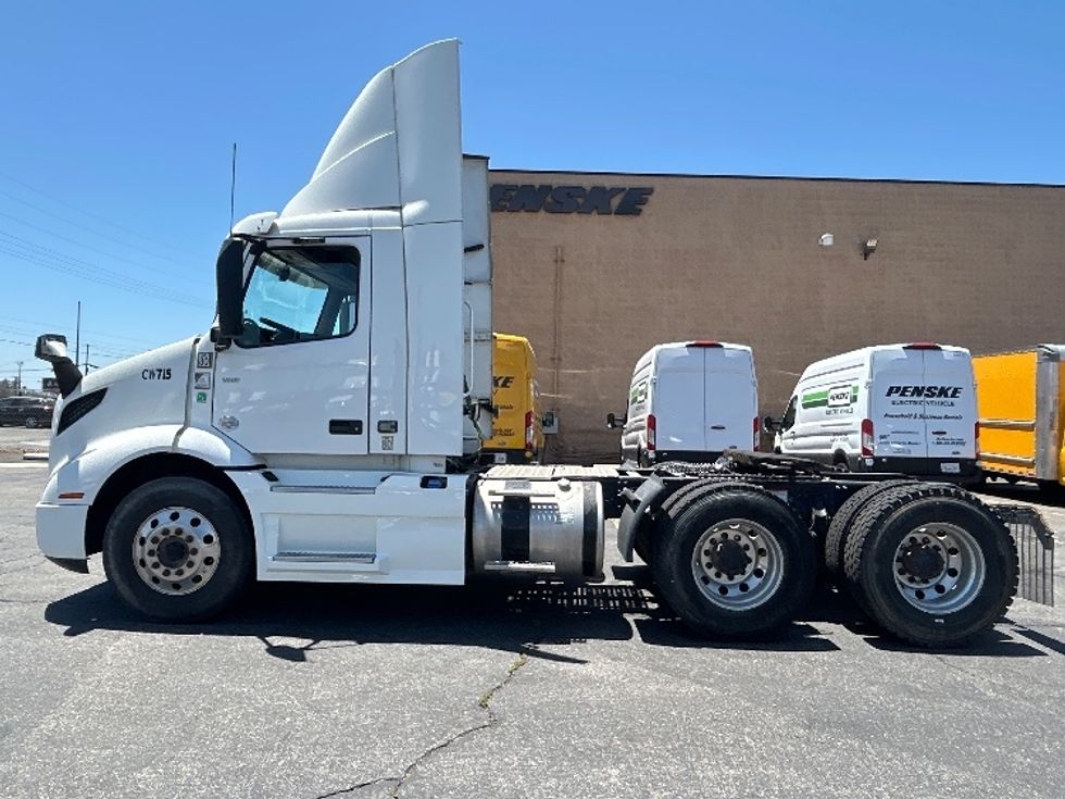 Day Cab Tractor-Heavy Duty Tractors-Volvo-2020-VNR64300-Fontana-CA-587,377\n\t\tmiles-$ 30,750 - Image 4