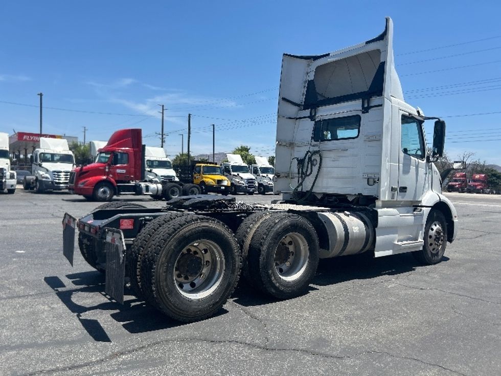 Day Cab Tractor-Heavy Duty Tractors-Volvo-2020-VNR64300-Fontana-CA-587,377\n\t\tmiles-$ 30,750 - Image 7