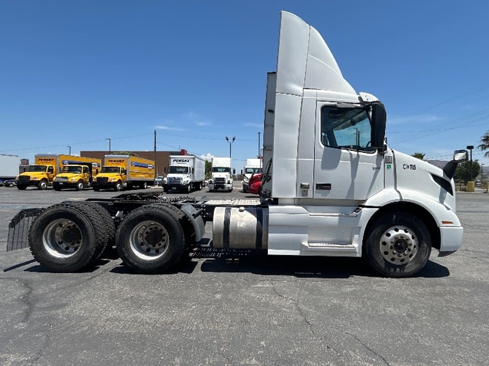 Day Cab Tractor-Heavy Duty Tractors-Volvo-2020-VNR64300-Fontana-CA-587,377\n\t\tmiles-$ 30,750 - Image 8