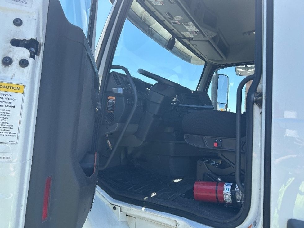 Day Cab Tractor-Heavy Duty Tractors-Volvo-2020-VNR64300-Fontana-CA-587,377\n\t\tmiles-$ 30,750 - Image 9