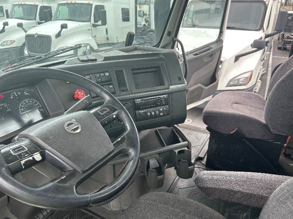 Day Cab Tractor-Heavy Duty Tractors-Volvo-2020-VNR64300-Fontana-CA-594,388\n\t\tmiles-$ 29,500 - Image 10
