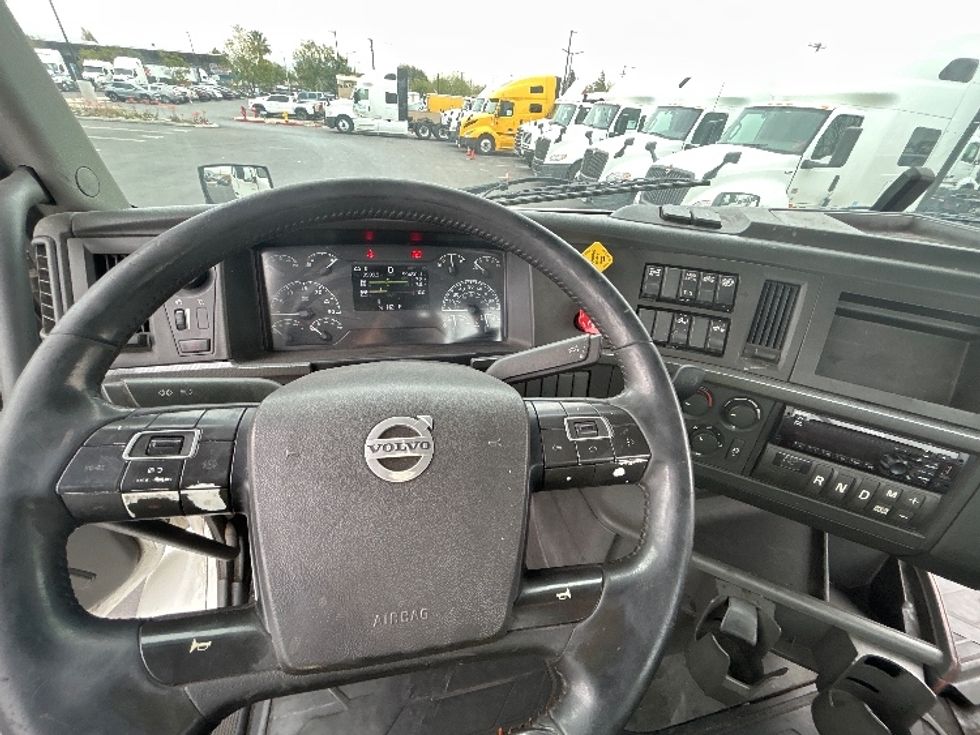 Day Cab Tractor-Heavy Duty Tractors-Volvo-2020-VNR64300-Fontana-CA-594,388\n\t\tmiles-$ 29,500 - Image 11