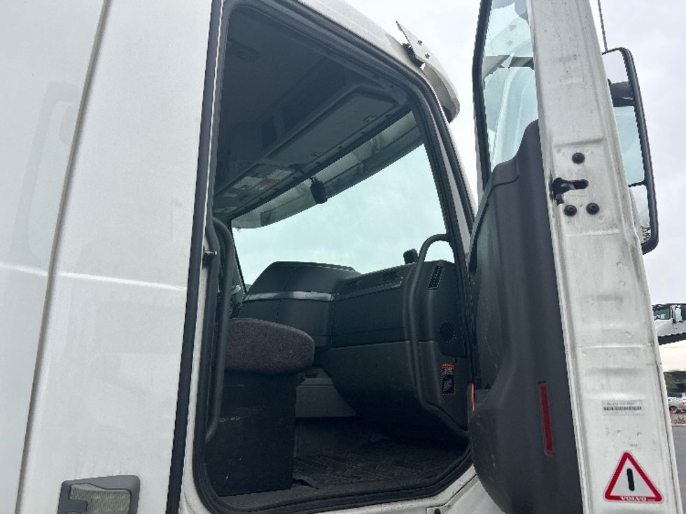 Day Cab Tractor-Heavy Duty Tractors-Volvo-2020-VNR64300-Fontana-CA-594,388\n\t\tmiles-$ 29,500 - Image 12