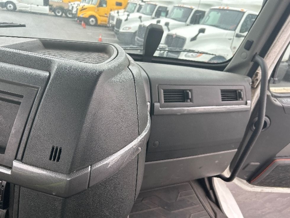 Day Cab Tractor-Heavy Duty Tractors-Volvo-2020-VNR64300-Fontana-CA-594,388\n\t\tmiles-$ 29,500 - Image 13