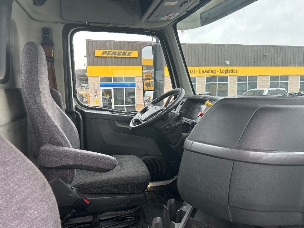 Day Cab Tractor-Heavy Duty Tractors-Volvo-2020-VNR64300-Fontana-CA-594,388\n\t\tmiles-$ 29,500 - Image 14