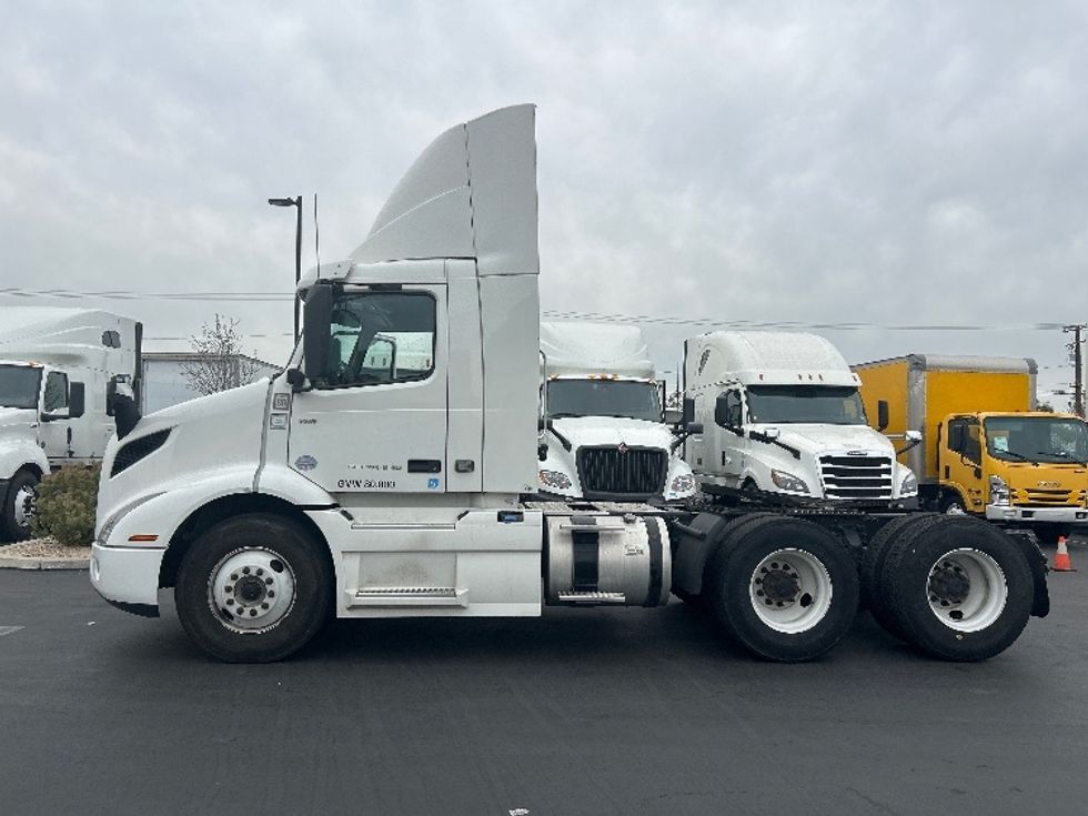 Day Cab Tractor-Heavy Duty Tractors-Volvo-2020-VNR64300-Fontana-CA-594,388\n\t\tmiles-$ 29,500 - Image 4