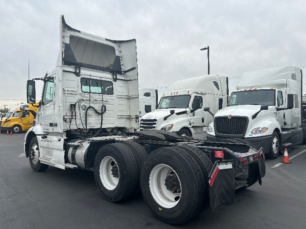 Day Cab Tractor-Heavy Duty Tractors-Volvo-2020-VNR64300-Fontana-CA-594,388\n\t\tmiles-$ 29,500 - Image 5
