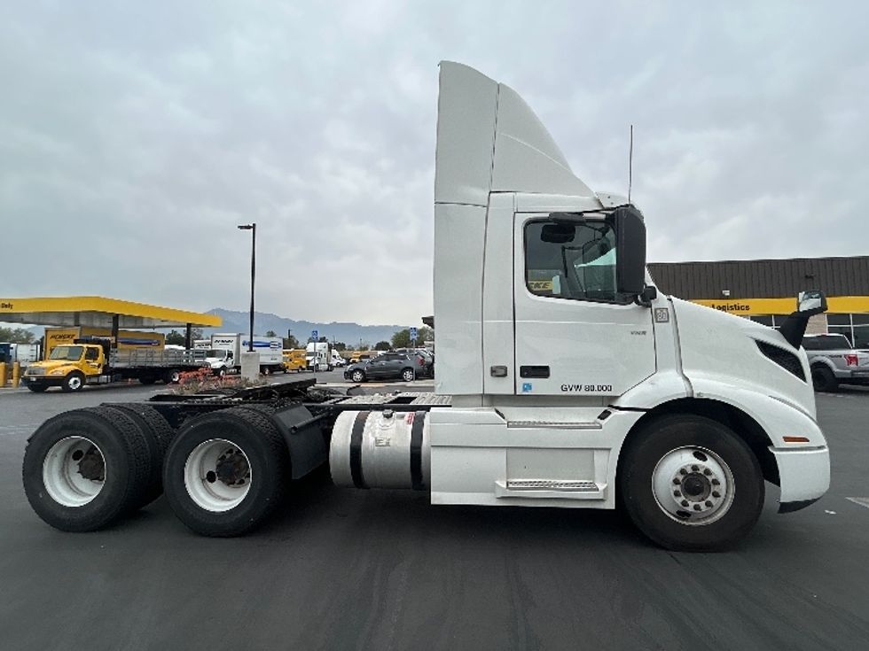 Day Cab Tractor-Heavy Duty Tractors-Volvo-2020-VNR64300-Fontana-CA-594,388\n\t\tmiles-$ 29,500 - Image 8
