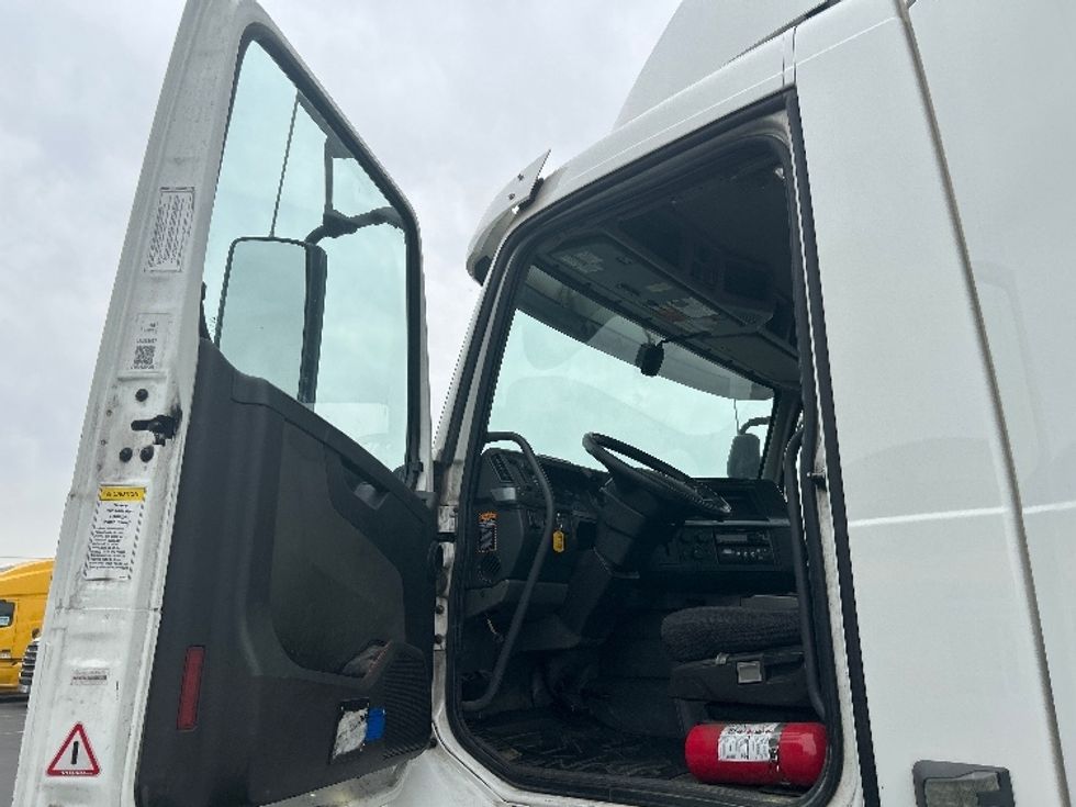 Day Cab Tractor-Heavy Duty Tractors-Volvo-2020-VNR64300-Fontana-CA-594,388\n\t\tmiles-$ 29,500 - Image 9