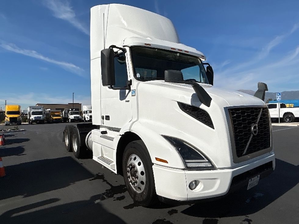 Day Cab Tractor-Heavy Duty Tractors-Volvo-2020-VNR64300-Fontana-CA-596,866\n\t\tmiles-$ 30,250 - Image 1