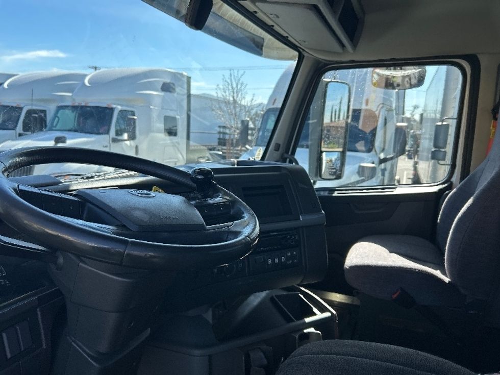 Day Cab Tractor-Heavy Duty Tractors-Volvo-2020-VNR64300-Fontana-CA-596,866\n\t\tmiles-$ 30,250 - Image 10