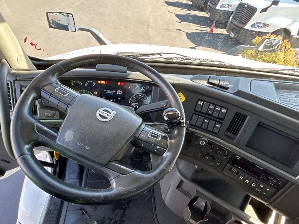 Day Cab Tractor-Heavy Duty Tractors-Volvo-2020-VNR64300-Fontana-CA-596,866\n\t\tmiles-$ 30,250 - Image 11