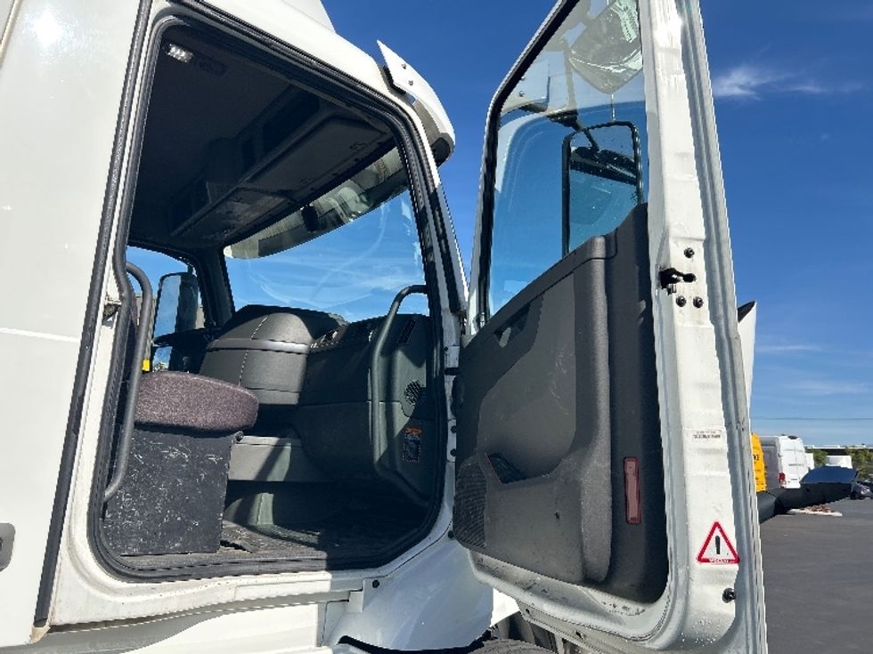 Day Cab Tractor-Heavy Duty Tractors-Volvo-2020-VNR64300-Fontana-CA-596,866\n\t\tmiles-$ 30,250 - Image 12