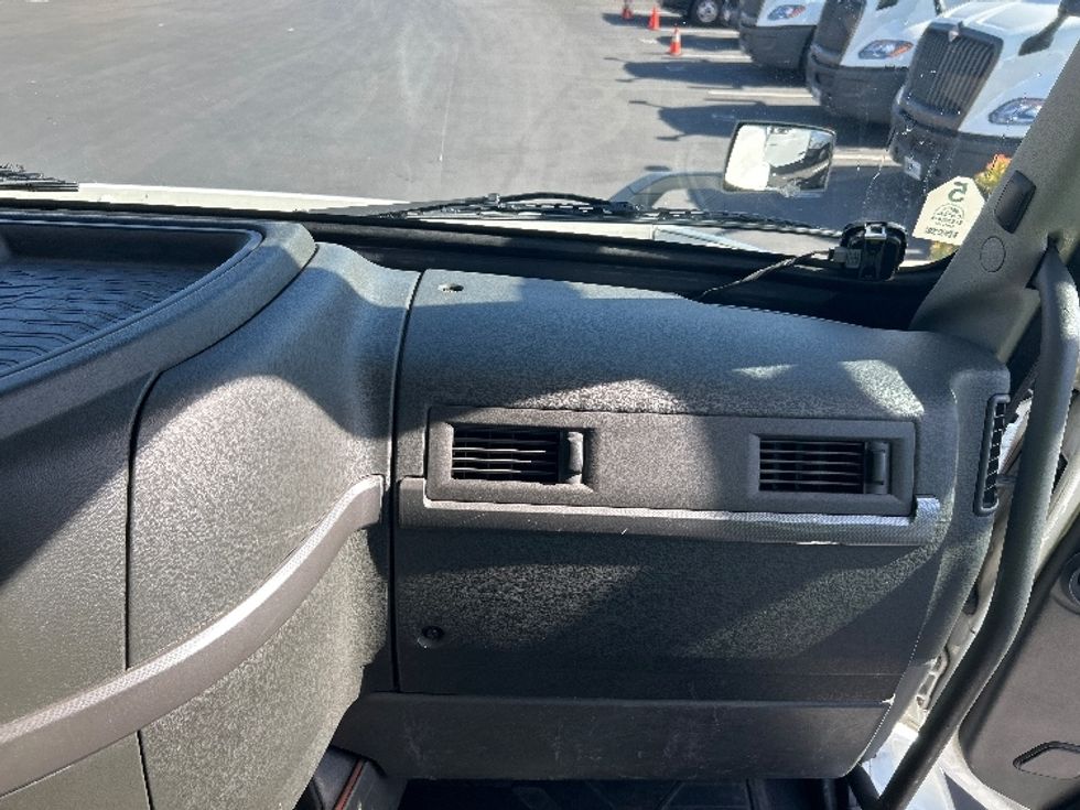 Day Cab Tractor-Heavy Duty Tractors-Volvo-2020-VNR64300-Fontana-CA-596,866\n\t\tmiles-$ 30,250 - Image 13