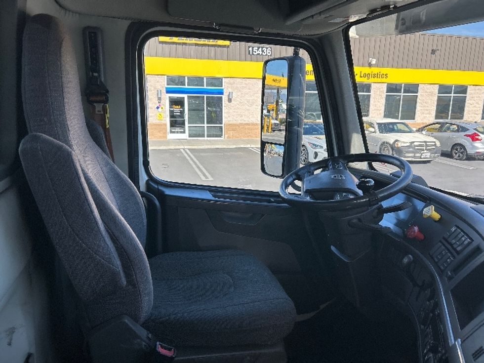 Day Cab Tractor-Heavy Duty Tractors-Volvo-2020-VNR64300-Fontana-CA-596,866\n\t\tmiles-$ 30,250 - Image 14