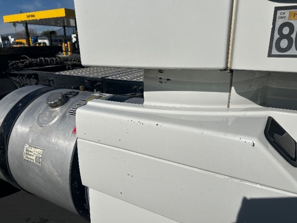 Day Cab Tractor-Heavy Duty Tractors-Volvo-2020-VNR64300-Fontana-CA-596,866\n\t\tmiles-$ 30,250 - Image 17