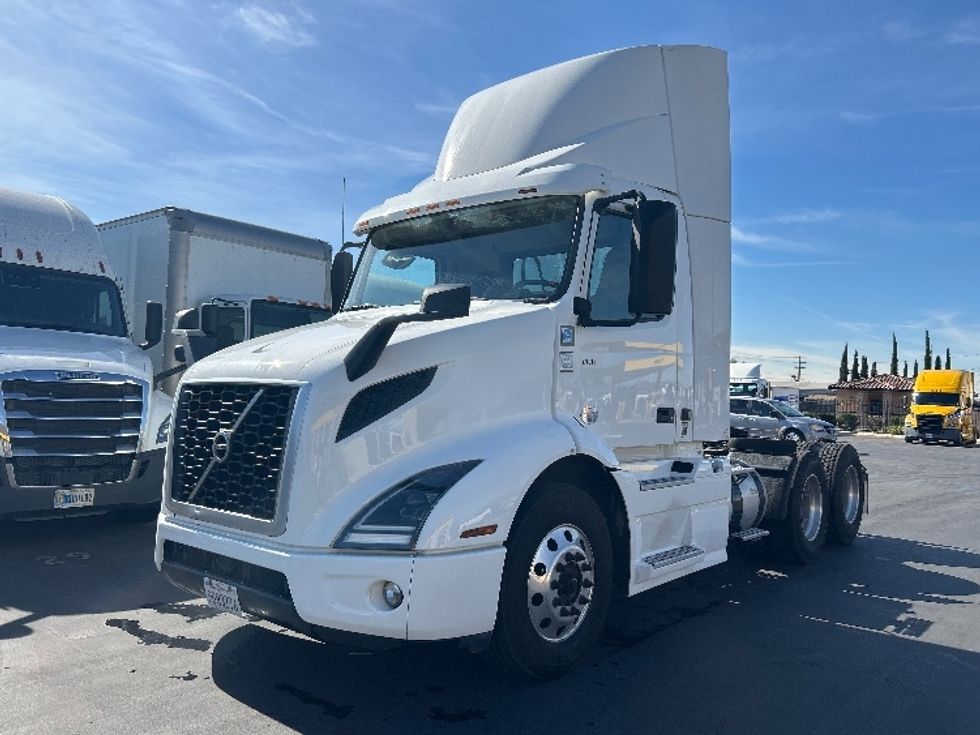Day Cab Tractor-Heavy Duty Tractors-Volvo-2020-VNR64300-Fontana-CA-596,866\n\t\tmiles-$ 30,250 - Image 3