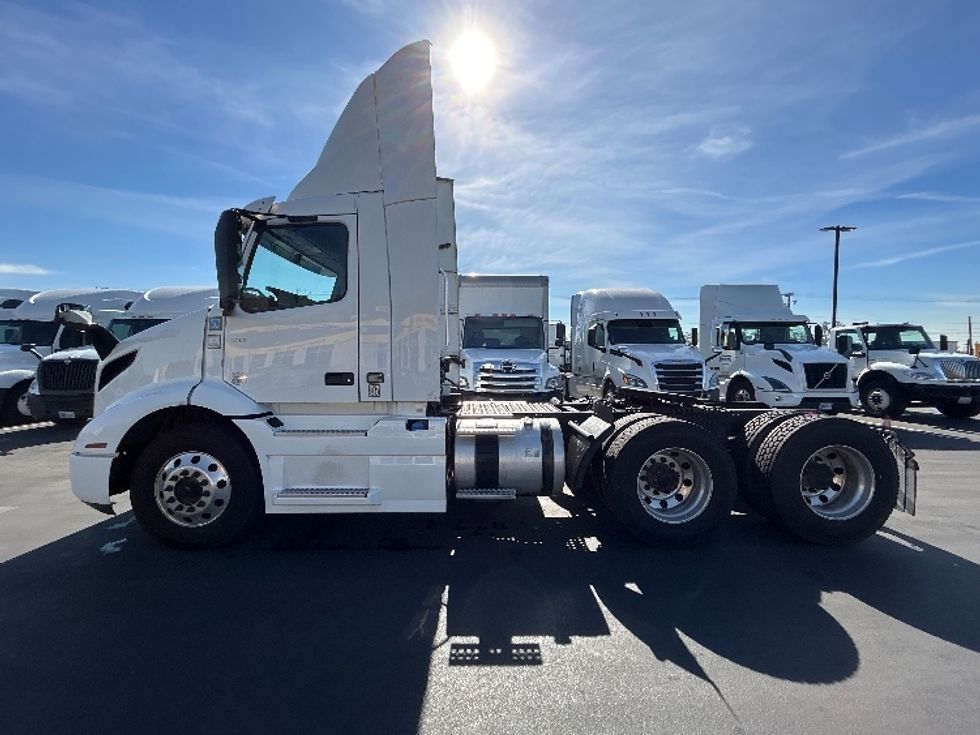 Day Cab Tractor-Heavy Duty Tractors-Volvo-2020-VNR64300-Fontana-CA-596,866\n\t\tmiles-$ 30,250 - Image 4
