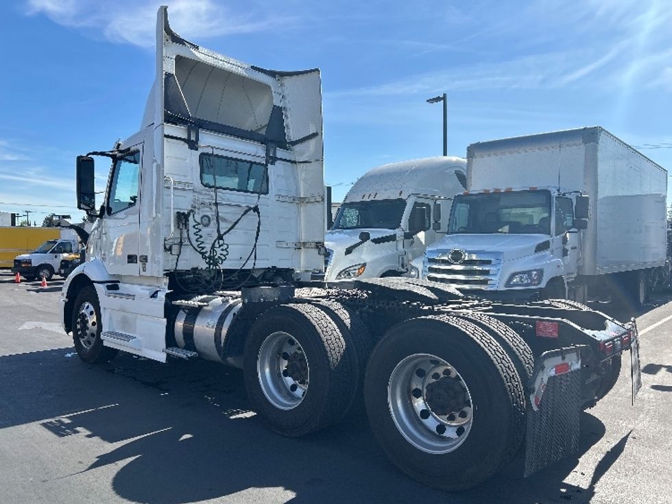 Day Cab Tractor-Heavy Duty Tractors-Volvo-2020-VNR64300-Fontana-CA-596,866\n\t\tmiles-$ 30,250 - Image 5