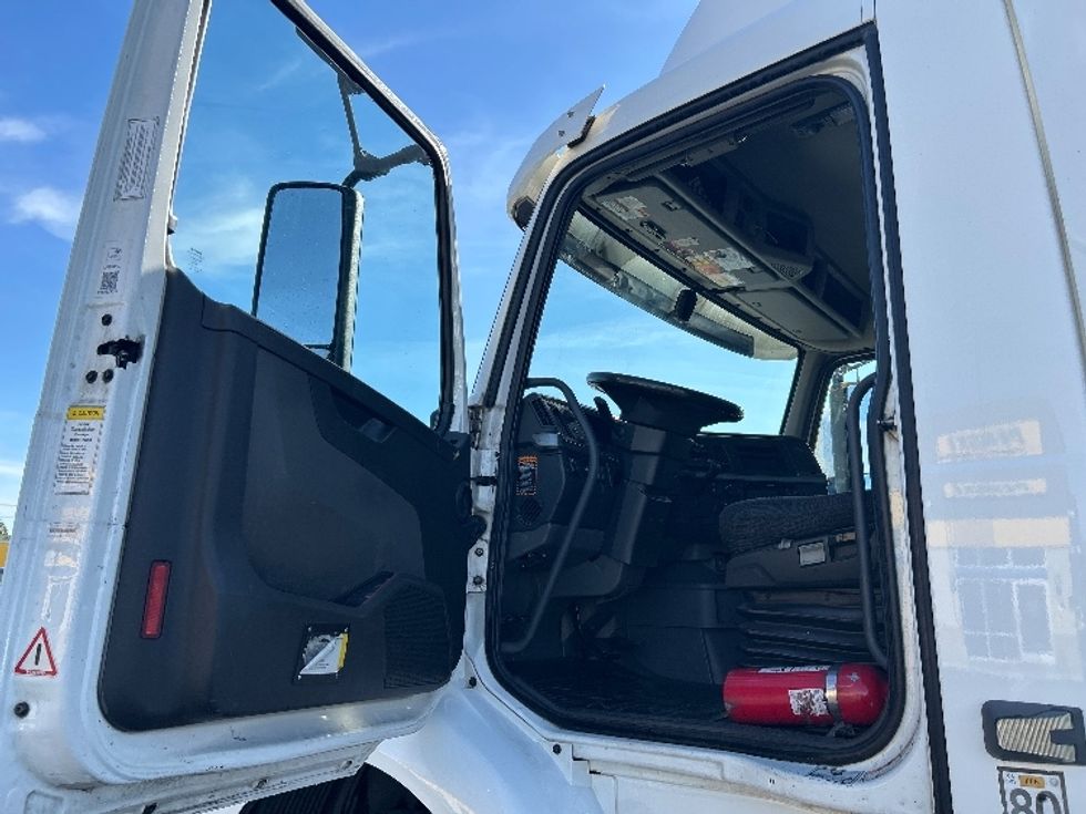 Day Cab Tractor-Heavy Duty Tractors-Volvo-2020-VNR64300-Fontana-CA-596,866\n\t\tmiles-$ 30,250 - Image 9