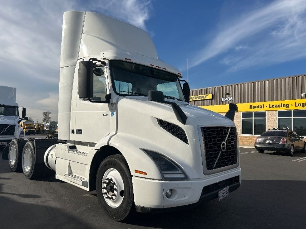 Day Cab Tractor-Heavy Duty Tractors-Volvo-2020-VNR64300-Fontana-CA-661,031\n\t\tmiles-$ 24,250 - Image 1