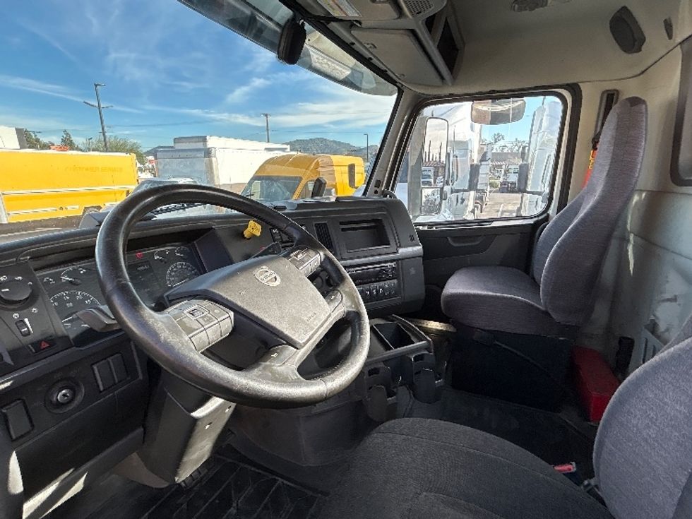 Day Cab Tractor-Heavy Duty Tractors-Volvo-2020-VNR64300-Fontana-CA-661,031\n\t\tmiles-$ 24,250 - Image 10