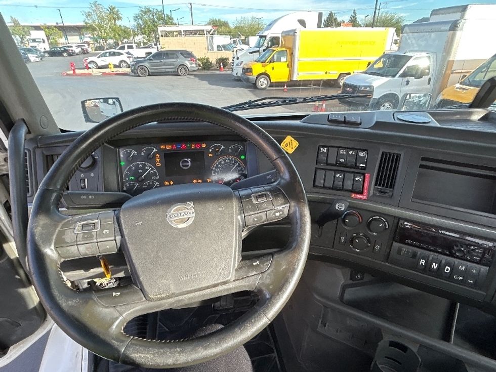 Day Cab Tractor-Heavy Duty Tractors-Volvo-2020-VNR64300-Fontana-CA-661,031\n\t\tmiles-$ 24,250 - Image 11
