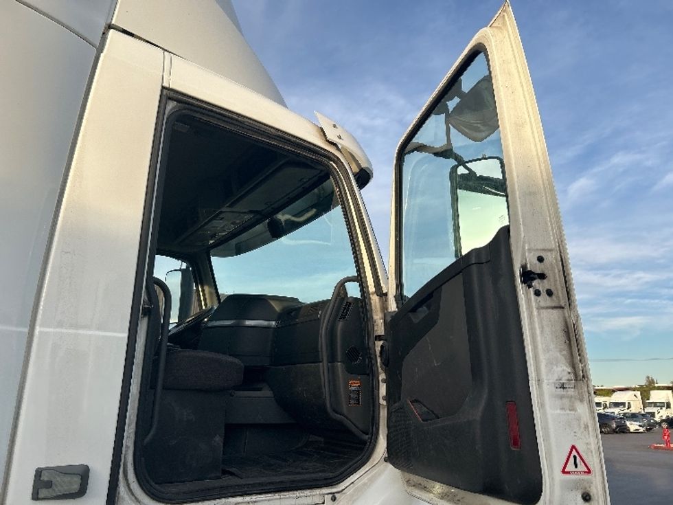 Day Cab Tractor-Heavy Duty Tractors-Volvo-2020-VNR64300-Fontana-CA-661,031\n\t\tmiles-$ 24,250 - Image 12