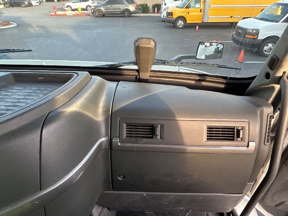 Day Cab Tractor-Heavy Duty Tractors-Volvo-2020-VNR64300-Fontana-CA-661,031\n\t\tmiles-$ 24,250 - Image 13