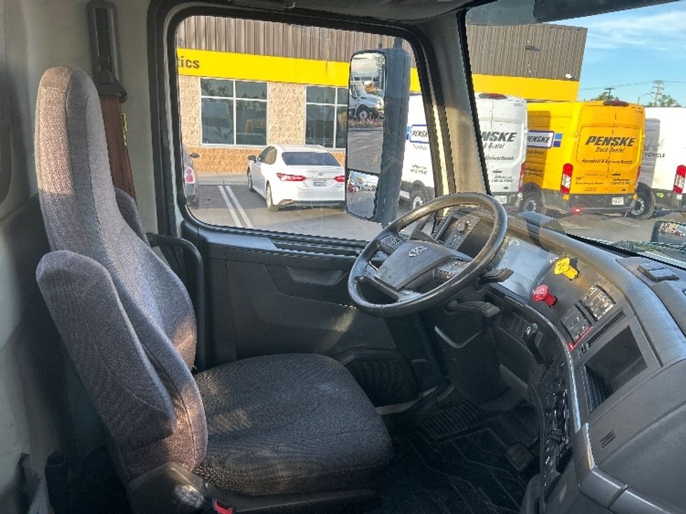 Day Cab Tractor-Heavy Duty Tractors-Volvo-2020-VNR64300-Fontana-CA-661,031\n\t\tmiles-$ 24,250 - Image 14