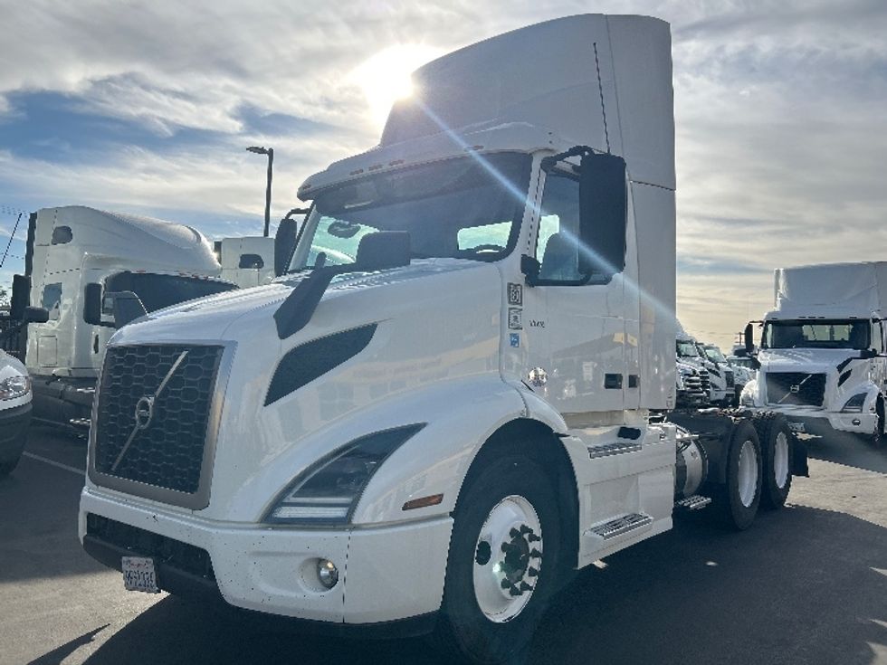 Day Cab Tractor-Heavy Duty Tractors-Volvo-2020-VNR64300-Fontana-CA-661,031\n\t\tmiles-$ 24,250 - Image 3