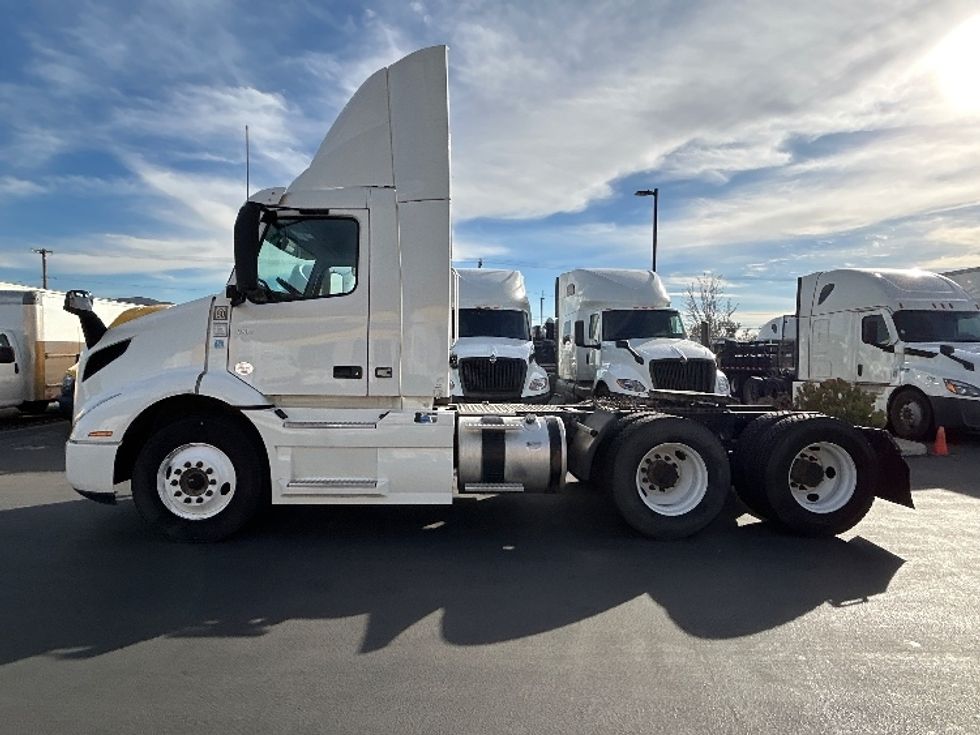 Day Cab Tractor-Heavy Duty Tractors-Volvo-2020-VNR64300-Fontana-CA-661,031\n\t\tmiles-$ 24,250 - Image 4