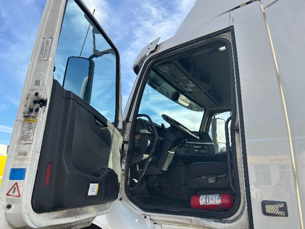 Day Cab Tractor-Heavy Duty Tractors-Volvo-2020-VNR64300-Fontana-CA-661,031\n\t\tmiles-$ 24,250 - Image 9