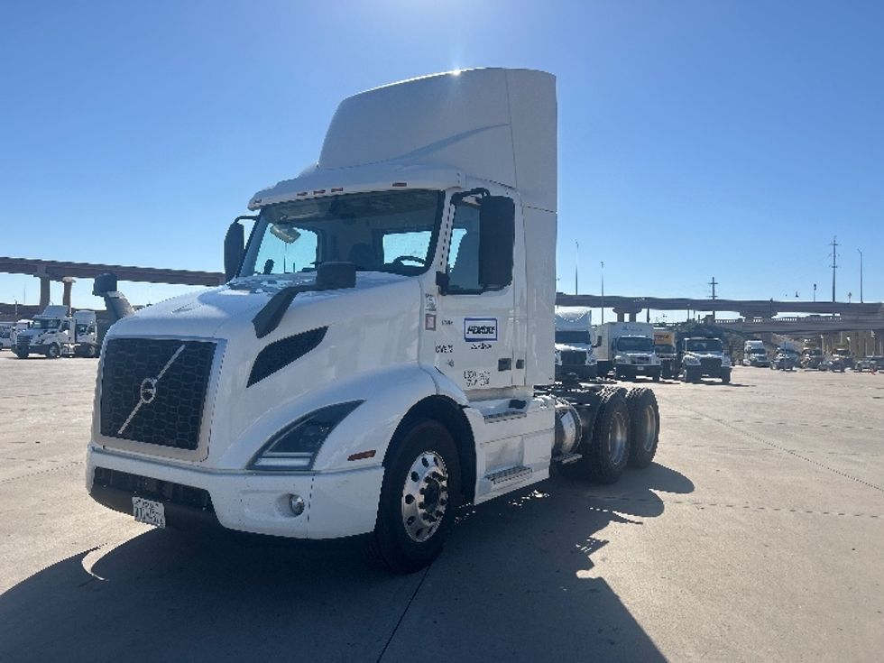Day Cab Tractor-Heavy Duty Tractors-Volvo-2020-VNR64300-Fort Worth-TX-571,357\n\t\tmiles-$ 33,500 - Image 1