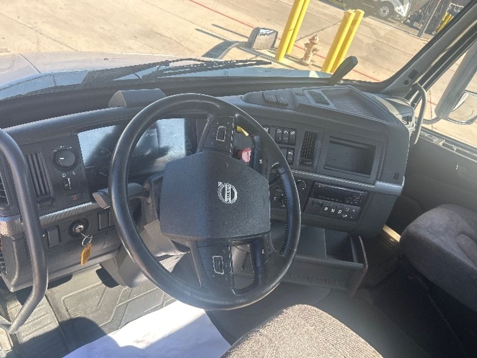 Day Cab Tractor-Heavy Duty Tractors-Volvo-2020-VNR64300-Fort Worth-TX-571,357\n\t\tmiles-$ 33,500 - Image 10