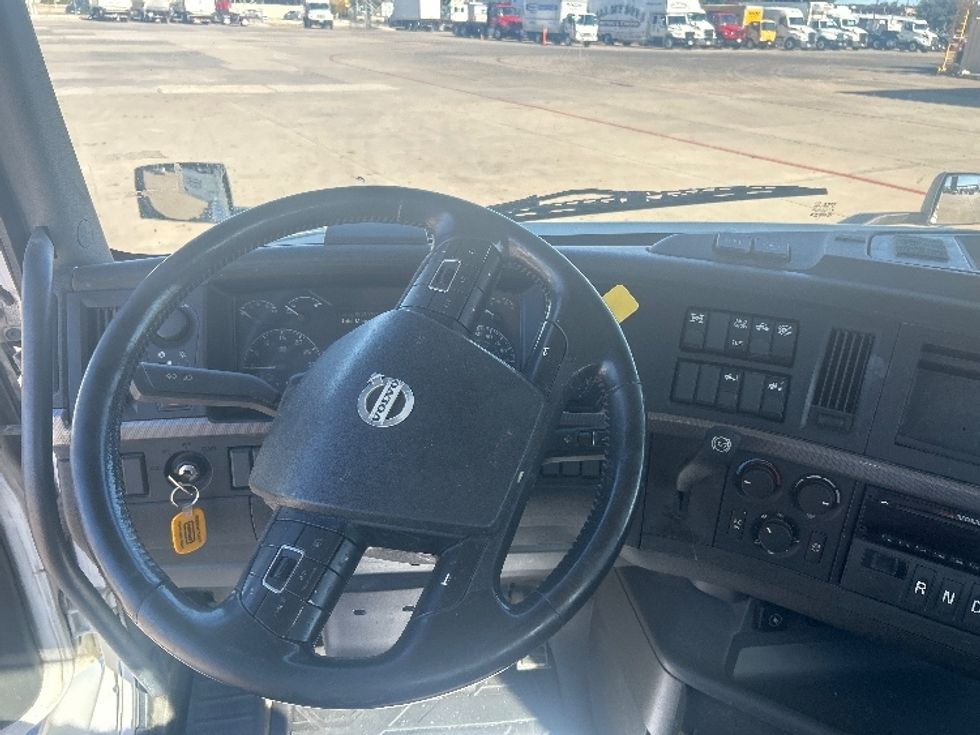 Day Cab Tractor-Heavy Duty Tractors-Volvo-2020-VNR64300-Fort Worth-TX-571,357\n\t\tmiles-$ 33,500 - Image 11