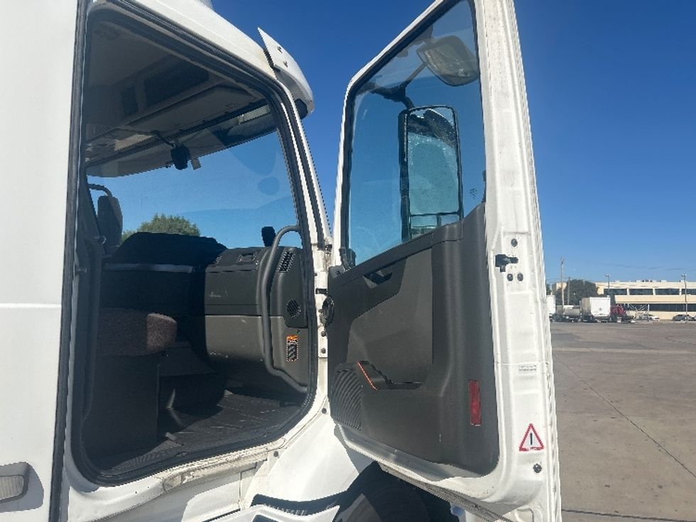 Day Cab Tractor-Heavy Duty Tractors-Volvo-2020-VNR64300-Fort Worth-TX-571,357\n\t\tmiles-$ 33,500 - Image 12