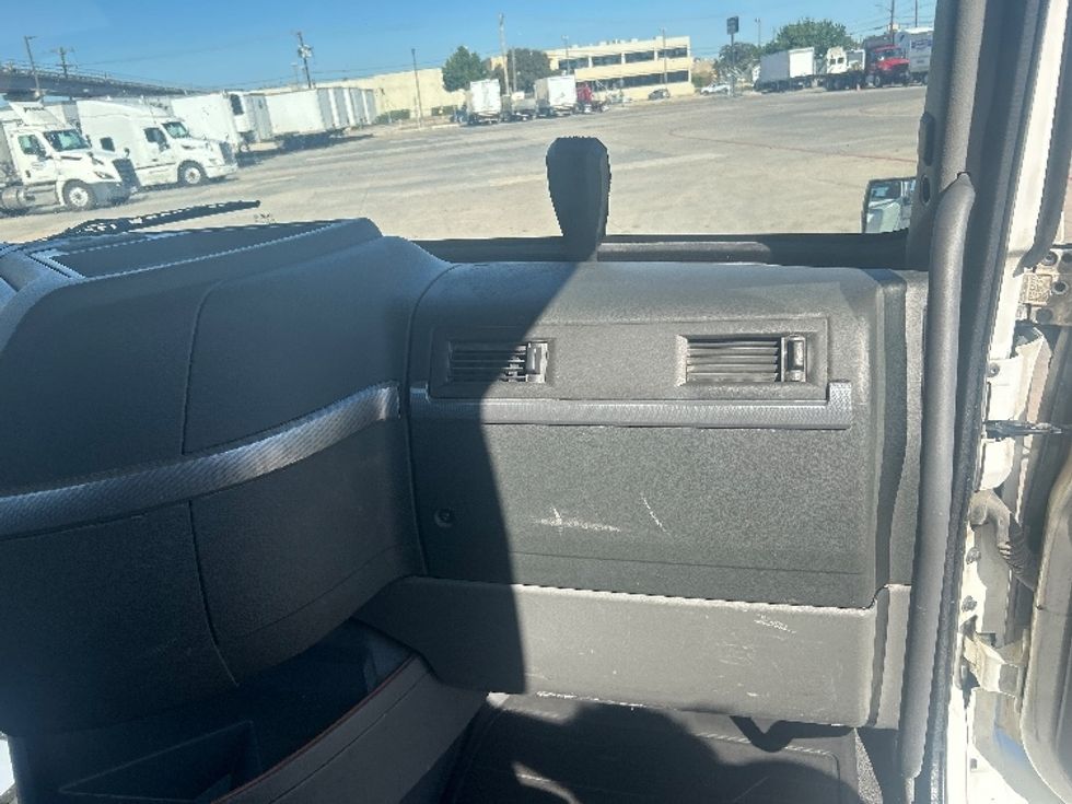 Day Cab Tractor-Heavy Duty Tractors-Volvo-2020-VNR64300-Fort Worth-TX-571,357\n\t\tmiles-$ 33,500 - Image 13