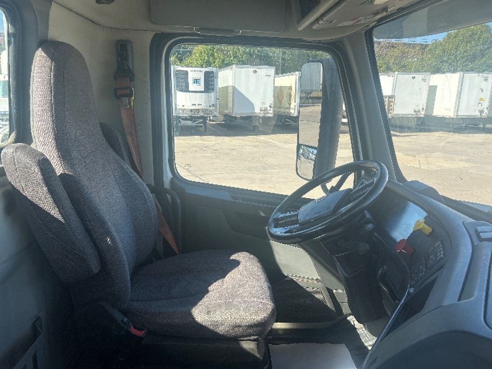 Day Cab Tractor-Heavy Duty Tractors-Volvo-2020-VNR64300-Fort Worth-TX-571,357\n\t\tmiles-$ 33,500 - Image 14