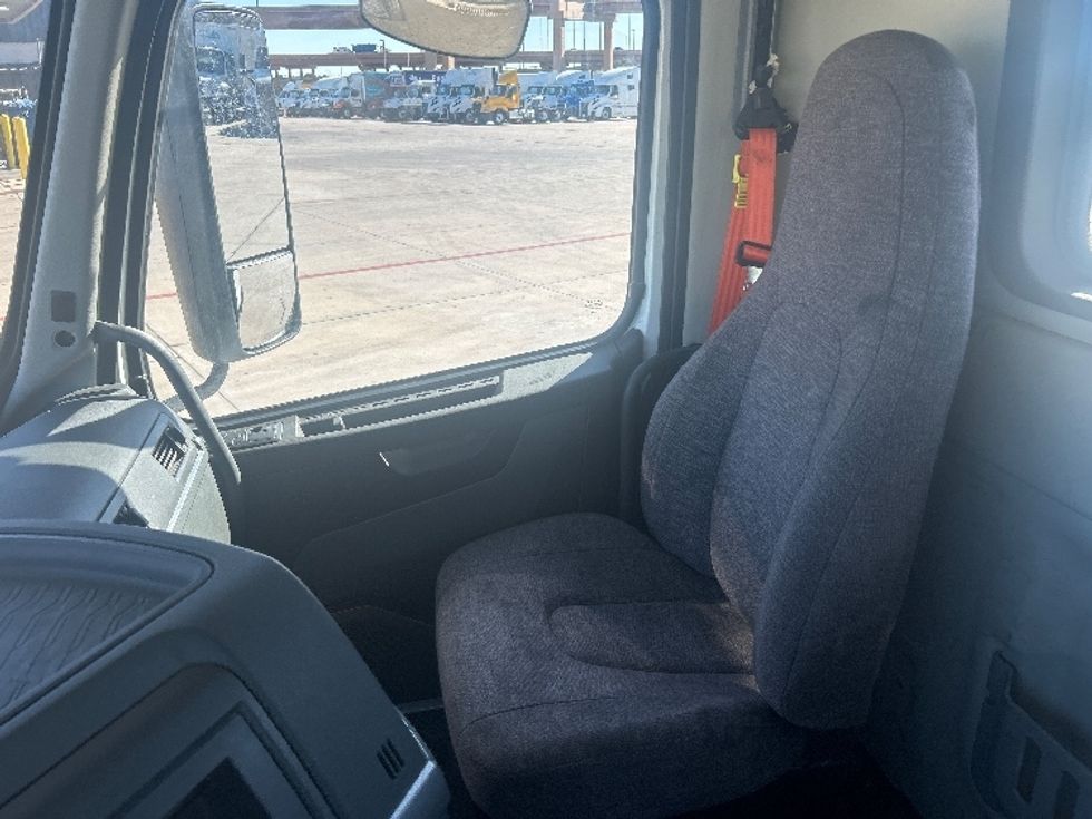 Day Cab Tractor-Heavy Duty Tractors-Volvo-2020-VNR64300-Fort Worth-TX-571,357\n\t\tmiles-$ 33,500 - Image 15