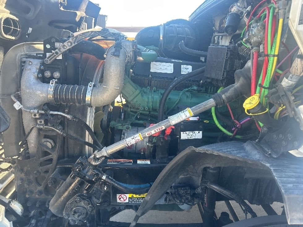 Day Cab Tractor-Heavy Duty Tractors-Volvo-2020-VNR64300-Fort Worth-TX-571,357\n\t\tmiles-$ 33,500 - Image 16