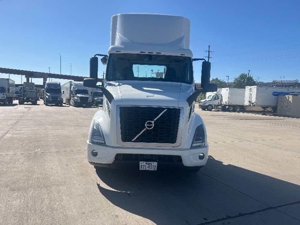 Day Cab Tractor-Heavy Duty Tractors-Volvo-2020-VNR64300-Fort Worth-TX-571,357\n\t\tmiles-$ 33,500 - Image 2