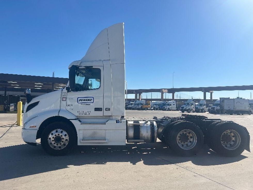 Day Cab Tractor-Heavy Duty Tractors-Volvo-2020-VNR64300-Fort Worth-TX-571,357\n\t\tmiles-$ 33,500 - Image 4