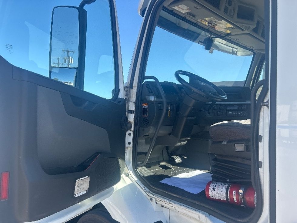Day Cab Tractor-Heavy Duty Tractors-Volvo-2020-VNR64300-Fort Worth-TX-571,357\n\t\tmiles-$ 33,500 - Image 9