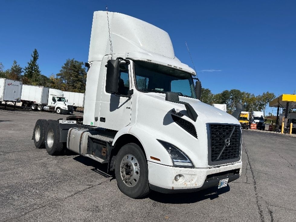 Day Cab Tractor-Heavy Duty Tractors-Volvo-2020-VNR64300-Fredonia-NY-202,610\n\t\tmiles-$ 53,500 - Image 1