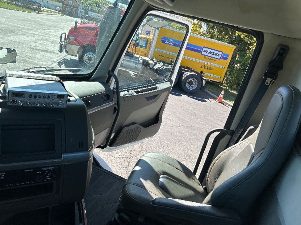 Day Cab Tractor-Heavy Duty Tractors-Volvo-2020-VNR64300-Fredonia-NY-202,610\n\t\tmiles-$ 53,500 - Image 10